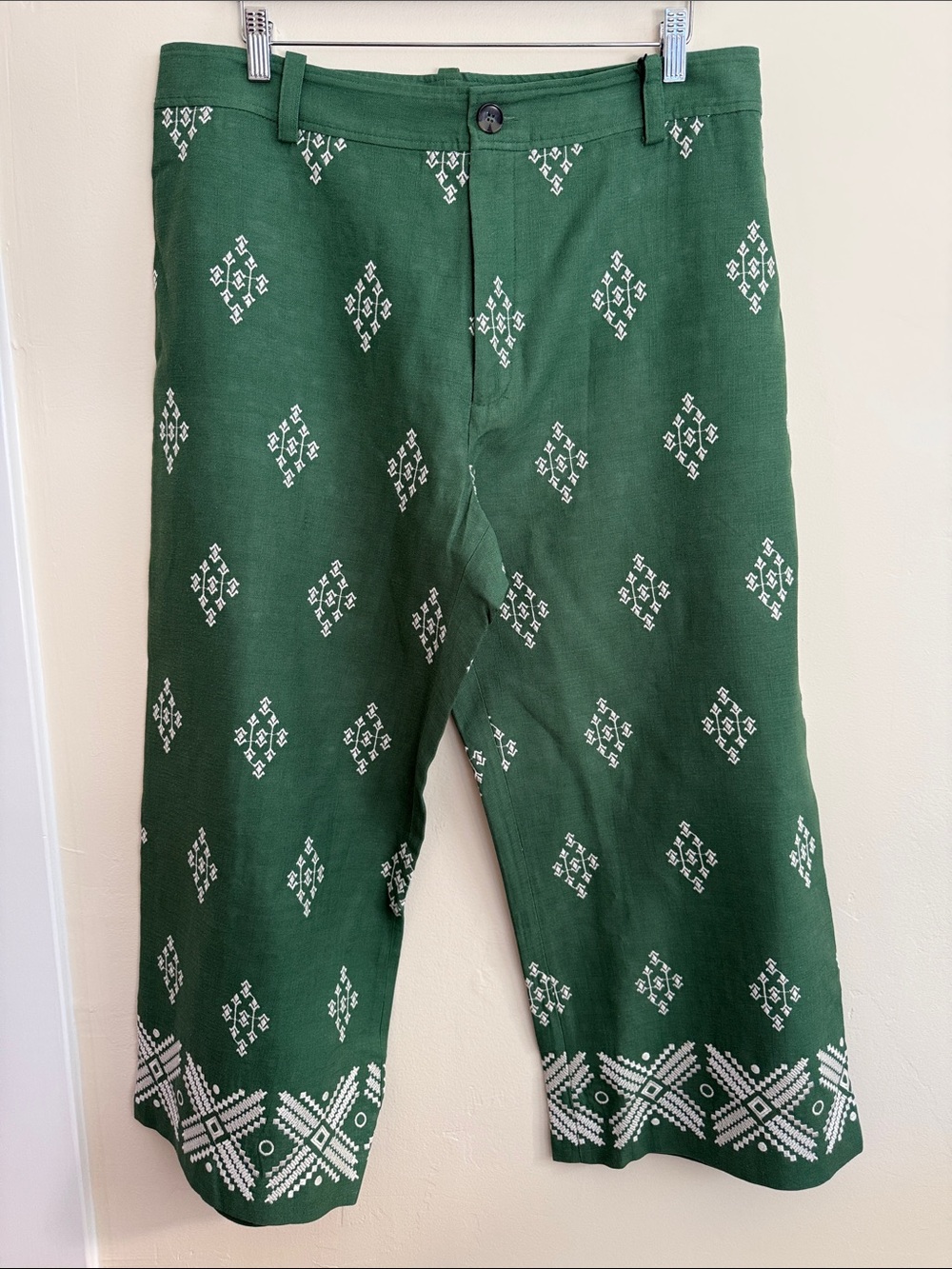 🐝 NWT🐝 LINEN Zara Dark Green Capri Pants with White Geometric Pattern